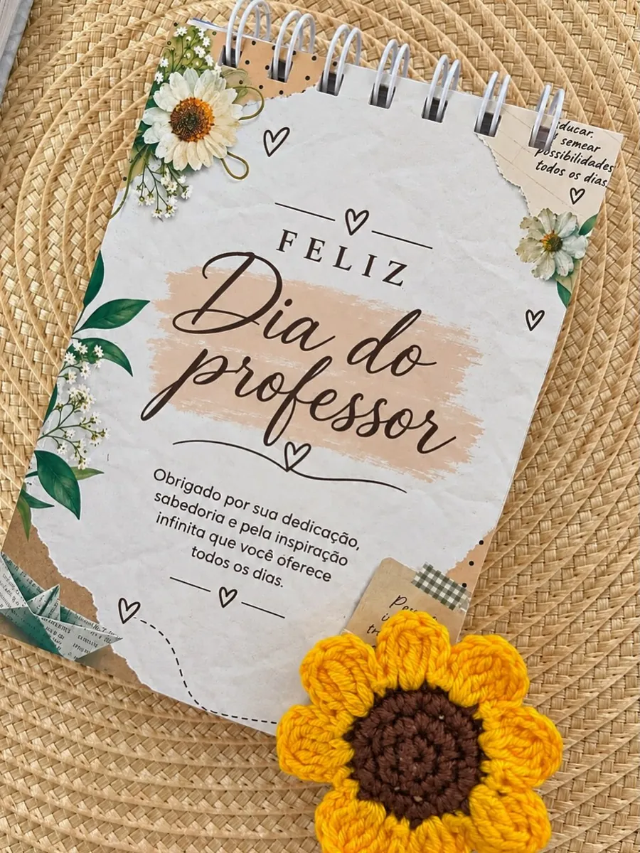 Bloco de notas com girassol de crochê