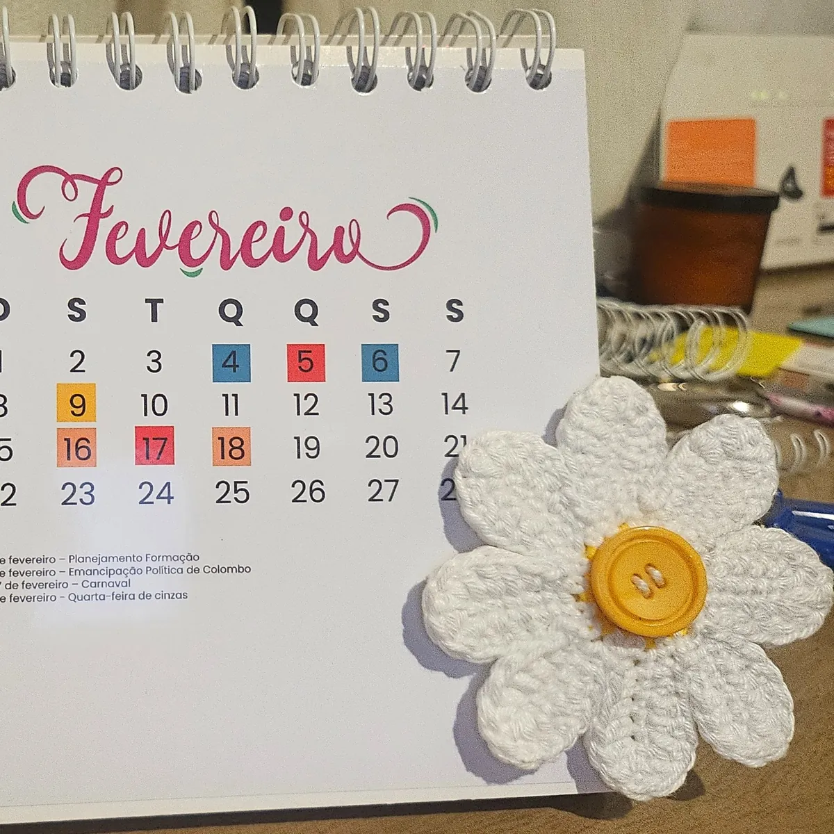 Detalhe do calendário personalizado com flor de crochê
